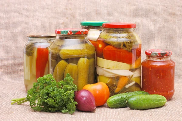Warzywa świeże i konserwowe na zwolnieniu — Zdjęcie stockowe