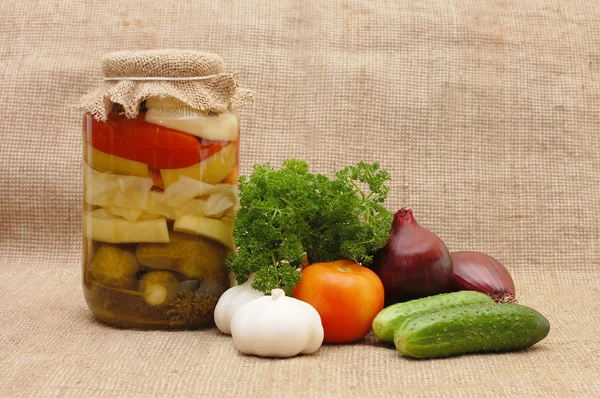 Свежие и консервированные овощи на мешке — стоковое фото