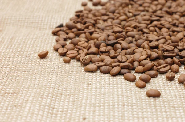 上一个麻布纹理的咖啡豆 — 图库照片