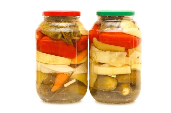 Glasburkar med konserverade grönsaker — Stockfoto