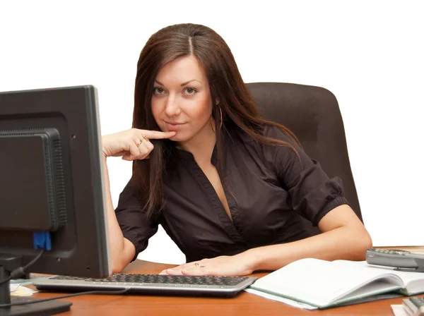 Meisje in een leunstoel bij de computer — Stockfoto