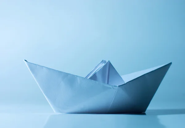 Голубой бумажный корабль — стоковое фото