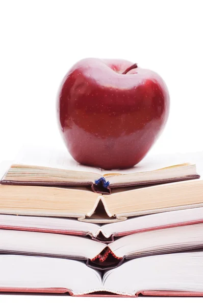 Bücherstapel und Apfel isoliert — Stockfoto