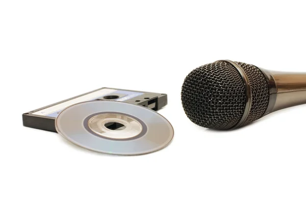 Микрофон и DVD диск изолированы — стоковое фото