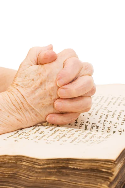 Stará žena čte Bibli — Stock fotografie