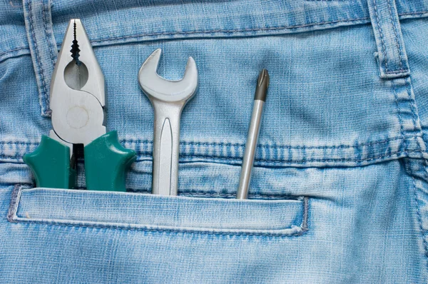 Fyra nycklar i blå jeans ficka — Stockfoto