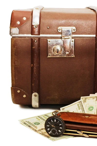 Geld liegt auf einem alten Koffer — Stockfoto