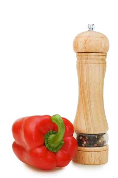 Красный перец и специи, выделенные на белом — стоковое фото