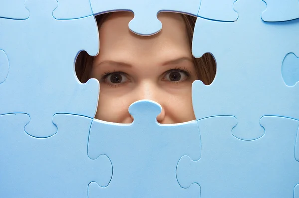 Dívka špioni prostřednictvím modré puzzle — Stock fotografie