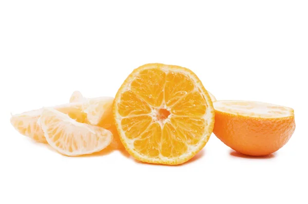 Mandarini freschi isolati su bianco — Foto Stock