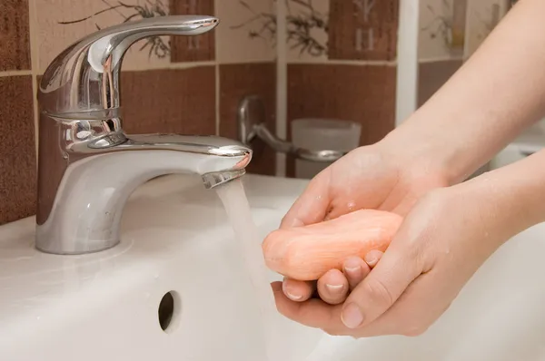 Mulher lavar a mão em execução — Fotografia de Stock
