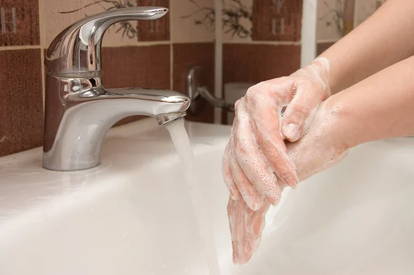 Mulher lavar a mão em execução — Fotografia de Stock