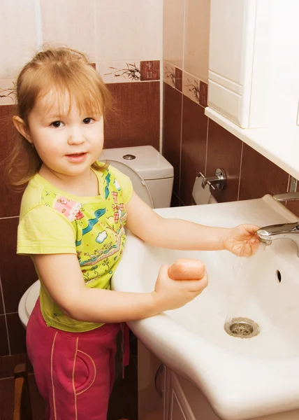 Den lilla flickan tvättar händerna — Stockfoto