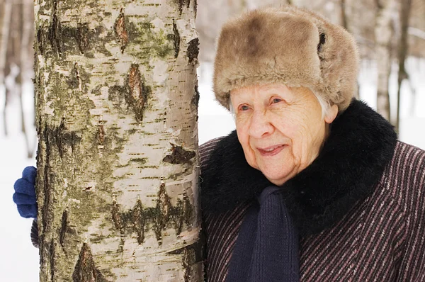 Portrait de la vieille femme en hiver — Photo