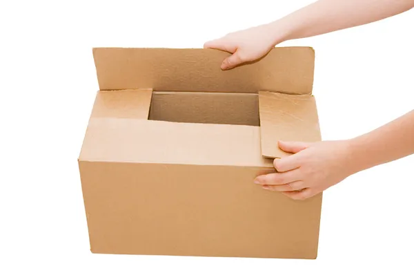 Mãos abertas uma caixa de papelão isolado — Fotografia de Stock