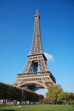 Mavi gökyüzünde tur d'Eiffel