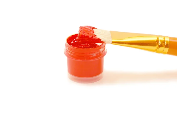 Escova com tinta vermelha sobre branco — Fotografia de Stock