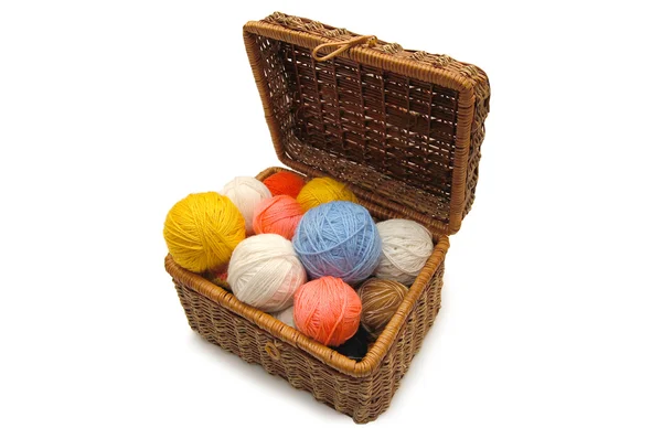 La caja trenzada con las bolitas de color de la lana —  Fotos de Stock