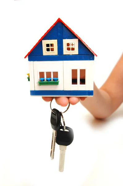 Koncepce ruka drží klíče od domu — Stock fotografie