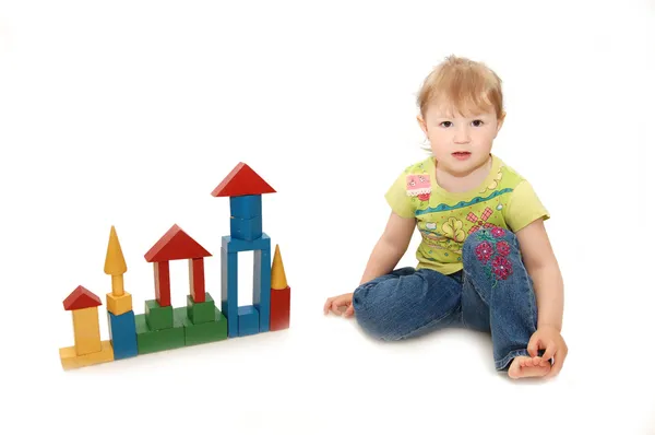 Bambina che gioca con i cubi — Foto Stock
