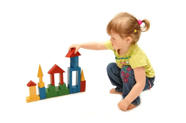 Kleines Mädchen spielt mit Würfeln — Stockfoto