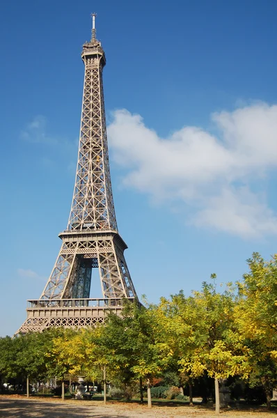 Torre Eiffel en el cielo azul —  Fotos de Stock