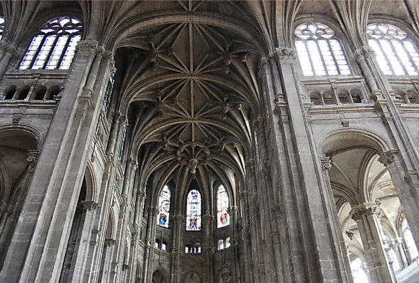 Dentro de uma catedral gótica de Paris — Fotografia de Stock
