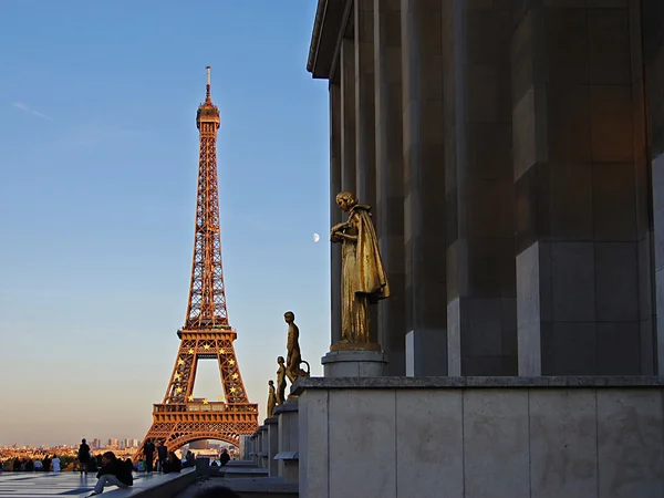 Tipo en la Torre Eiffel durante una decadencia —  Fotos de Stock