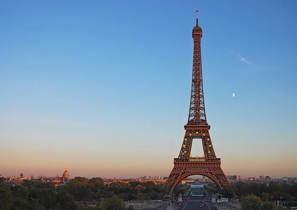 Вид на Эйфелеву башню во время заката — стоковое фото