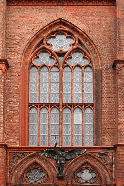 Fragment einer Fassade einer Kathedrale über einem Stai — Stockfoto