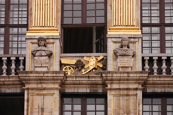 Fragmento de uma fachada de um edifício antigo — Fotografia de Stock