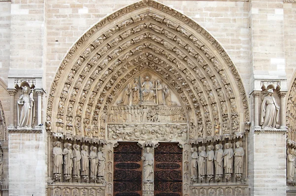 Santos na fachada da Catedral de Notre Dame — Fotografia de Stock