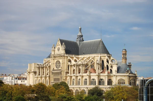 Вид на древний собор в Париже — стоковое фото