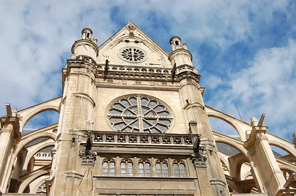 Fachada de una antigua catedral de París — Foto de Stock