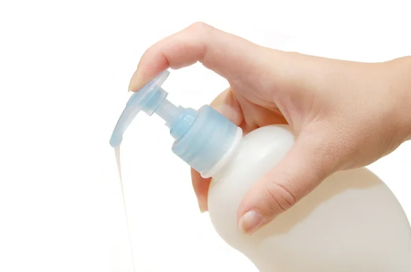Бутылка жидкого мыла в женской руке — стоковое фото