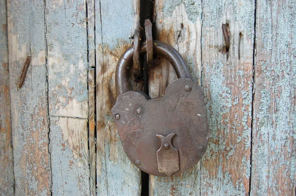 De oude sluis tegen een houten deur — Stockfoto