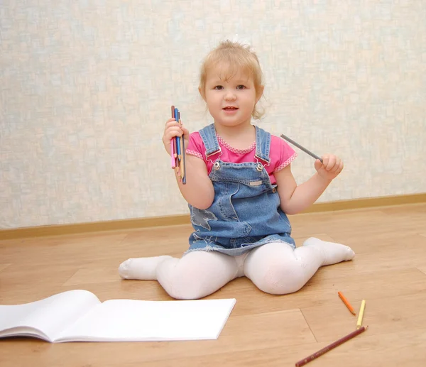 Kis aranyos festés lány otthon — Stock Fotó