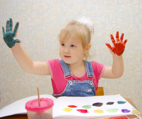 Petite fille de peinture mignonne à la maison — Photo