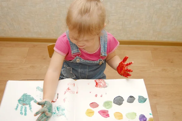 Küçük şirin boyama kız evde — Stok fotoğraf