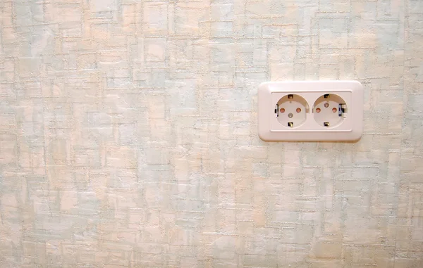 Электрическая розетка в стене — стоковое фото