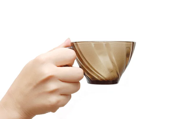 Vide tasse en verre brun dans une main féminine, isolé — Photo