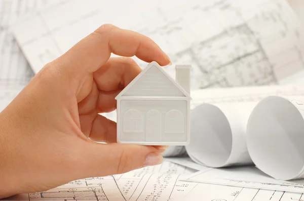 Huis model in een hand op het project — Stockfoto