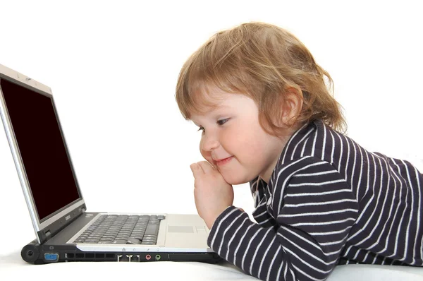 Baby flicka i blöja att skriva på datorn — Stockfoto