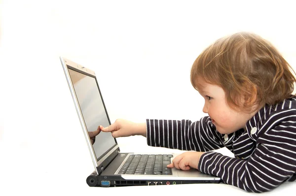 女婴在孤立的笔记本电脑白色工作 — 图库照片