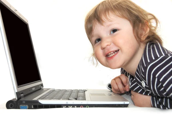 Bambina che lavora sul computer portatile isolato bianco — Foto Stock