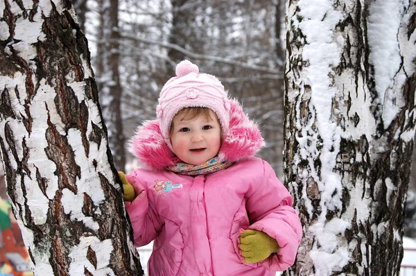 Зимний портрет маленькой девочки в розовом — стоковое фото