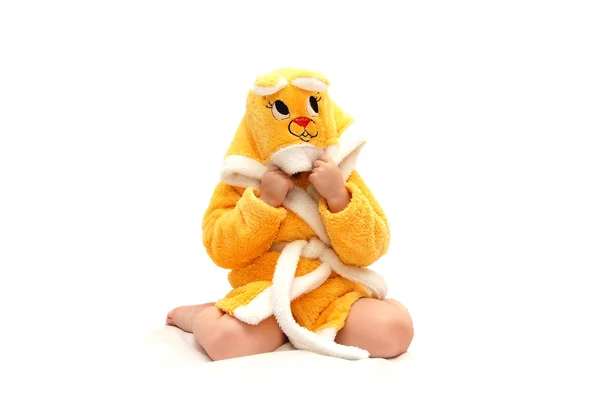 La bambina in un costume di una lepre si nasconde — Foto Stock
