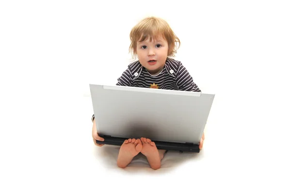 Dizüstü bilgisayarda çalışan kız bebek — Stok fotoğraf