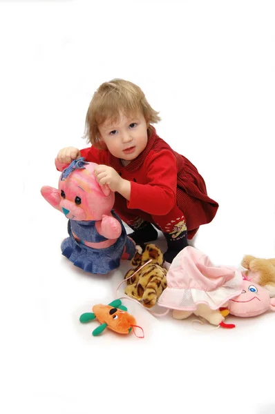 Den lilla flickan leker med en leksaker — Stockfoto