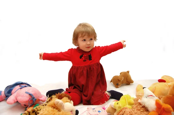 Het kleine meisje speelt met een speelgoed — Stockfoto